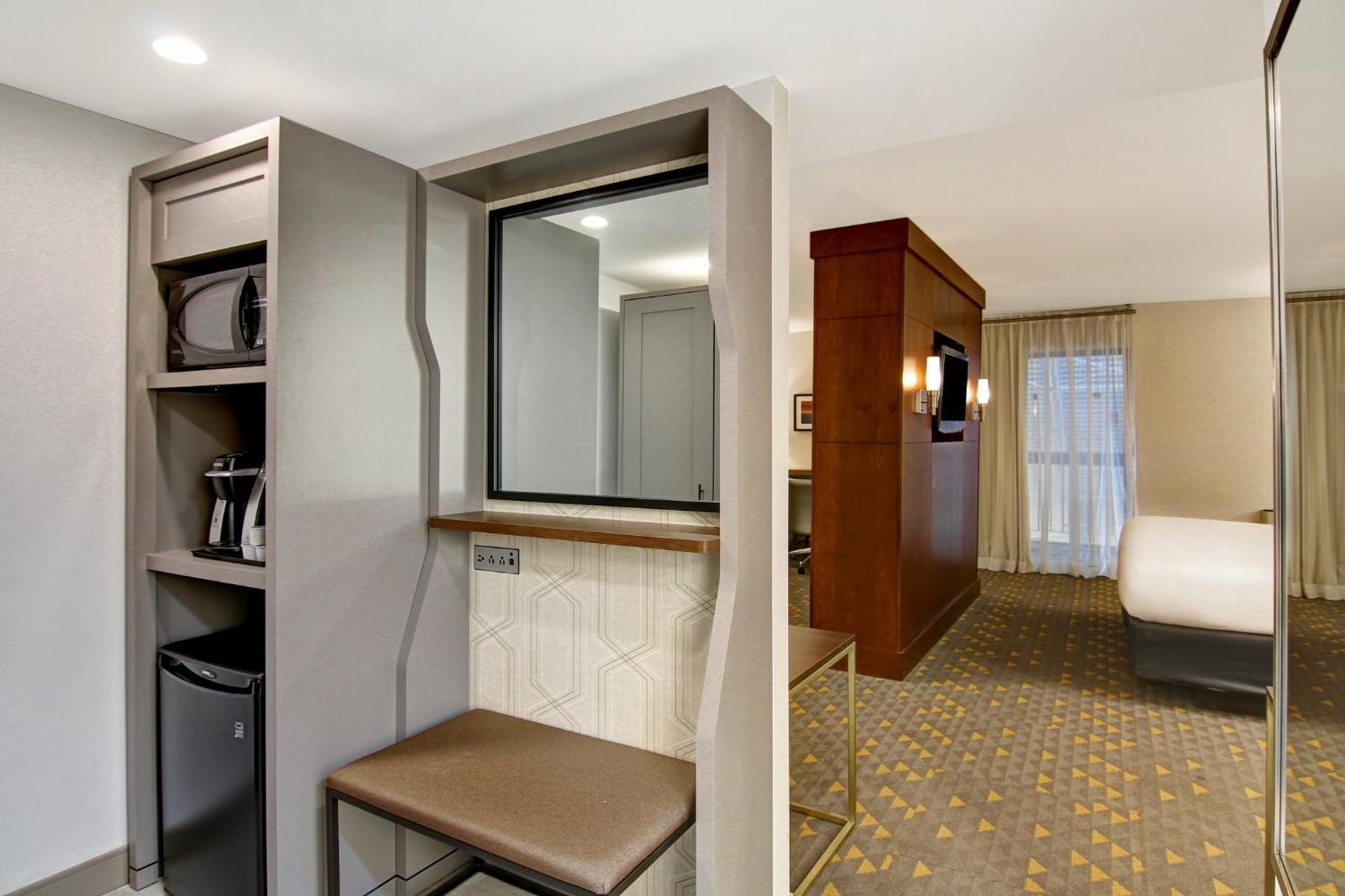 Holiday Inn Oakville Centre By Ihg Bagian luar foto