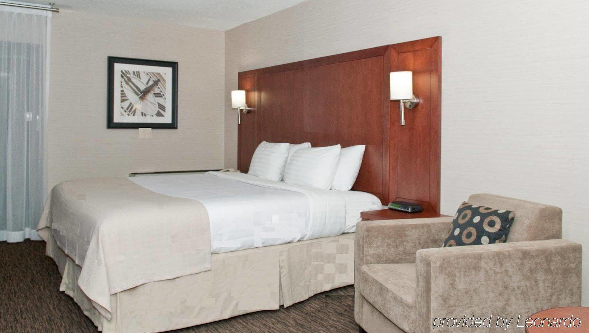 Holiday Inn Oakville Centre By Ihg Bagian luar foto